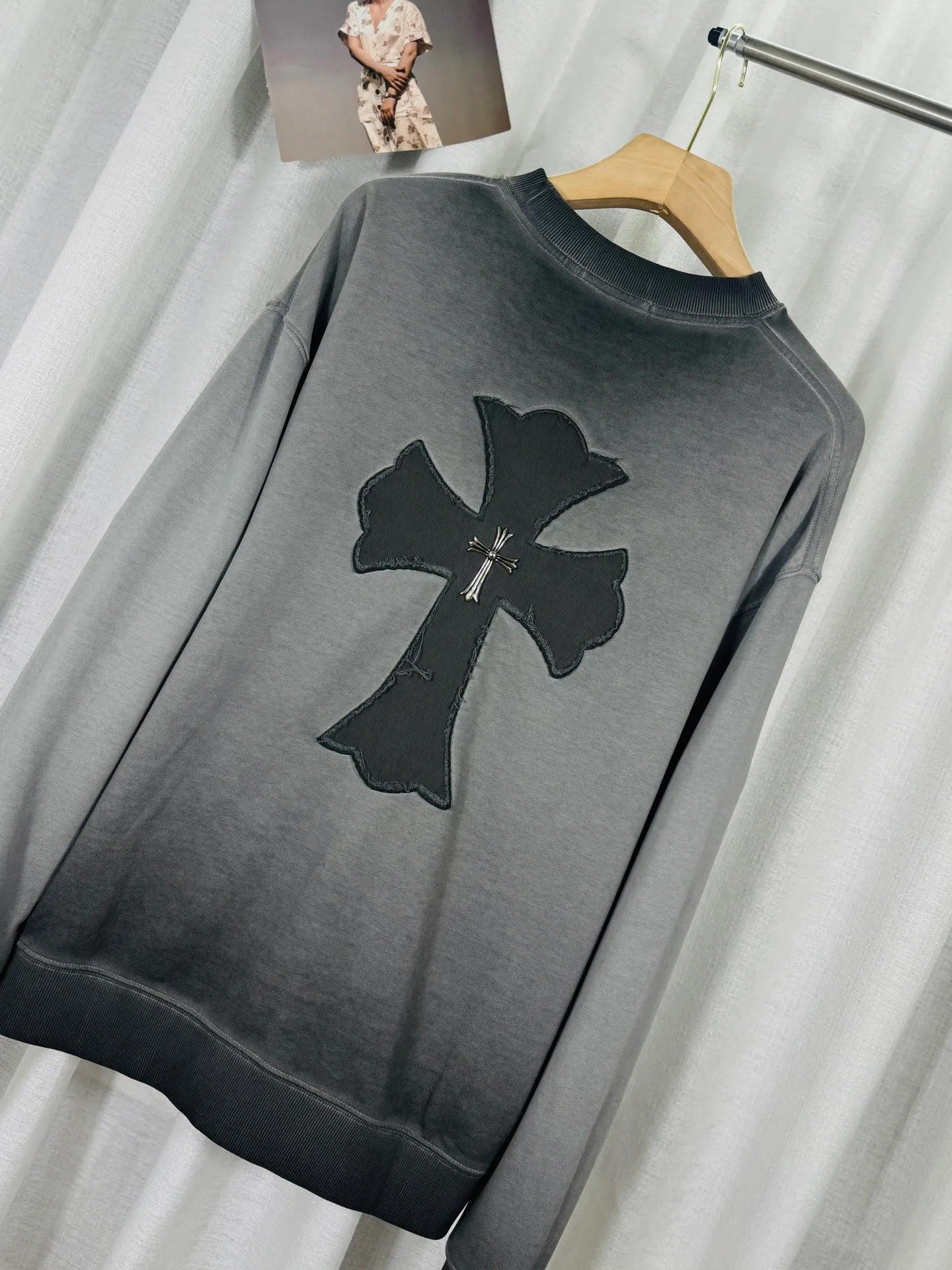 P280 top version, real shot without P, ​​different from market currency) 𝗖𝗵𝗿𝗼𝗺𝗲 𝗛𝗲𝗮𝗿𝘁𝘀/Cro Heart 2025 washed patch embroidery autumn and winter new original single counter American laser burnt 3D three-dimensional color embroidery couple casual sweatshirt 👑The highest version! Customized fabric 430g tripe terry fabric! American acid-washed and distressed original fabric laser burnt ✟appliqué embroidery and exquisite embroidery of letters! The best-selling model in the counter, very comfortable to wear. Accessories: original molded and authenticated collar label➕100% silk wash label. Genuine purchase-grade original hangtag➕matching hanging rope➕3D hanging beads➕original packaging bag. Craftsmanship: The original version has consistent wiring! The highest version of the armhole matching technique! Color: Red Black Size: S M L XL Style No.: 25-311